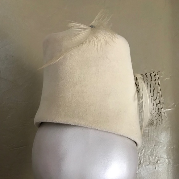 AMAZING FRENCH DESIGNER VINTAGE CREAM \'FEZ\' HAT WITH FEATHERS & RHINESTONES main image 9